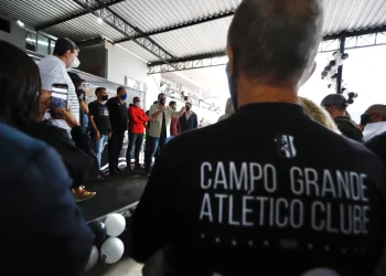 Em visita à Zona Oeste, Paes anuncia melhorias em bairros como iluminação em LED para ruas