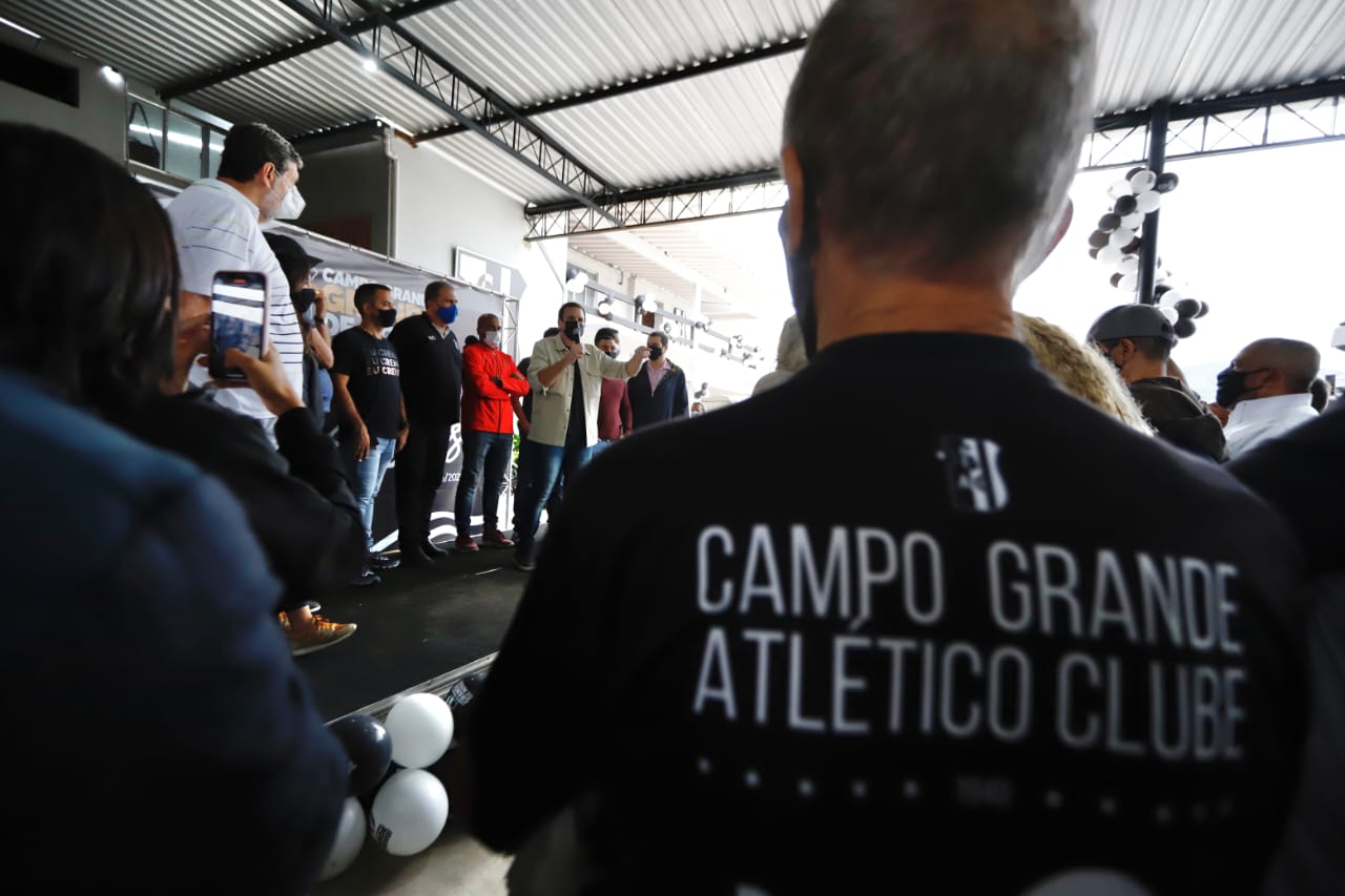 Em visita à Zona Oeste, Paes anuncia melhorias em bairros como iluminação em LED para ruas