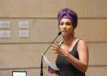 Viúva de Adriano da Nóbrega diz que sabe quem mandou matar Marielle Franco