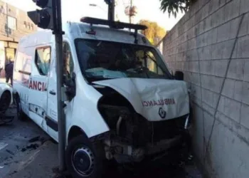 Homem é preso após roubar ambulância e ser perseguido pela PM