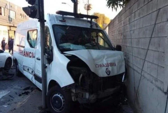 Homem é preso após roubar ambulância e ser perseguido pela PM