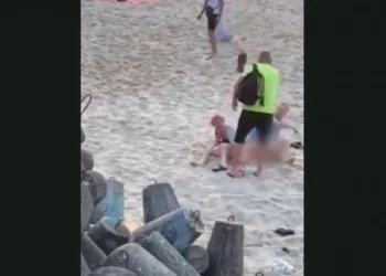 Homem bolado interrompe a chineladas casal que fazia sexo em praia
