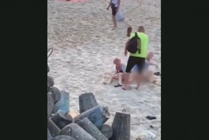 Homem bolado interrompe a chineladas casal que fazia sexo em praia
