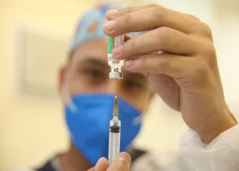 Secretaria de Saúde distribui 755.400 doses de vacinas contra a Covid