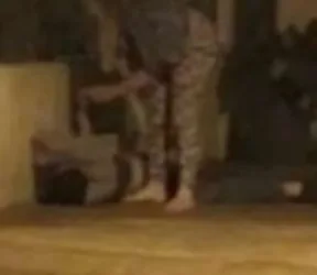 ( vídeo forte) populares filmam mulher matando companheiro a facadas