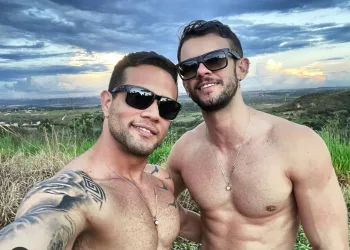 PM gay sofre punição após vídeo sobre sexualidade: “Sem compostura”