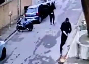 Imagens mostram momento em que encapuzados entram atirando em academia ; um PM morreu