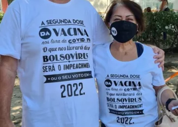 Casal é impedido de tomar vacina na Zona Oeste por usar camisas contra Bolsonaro