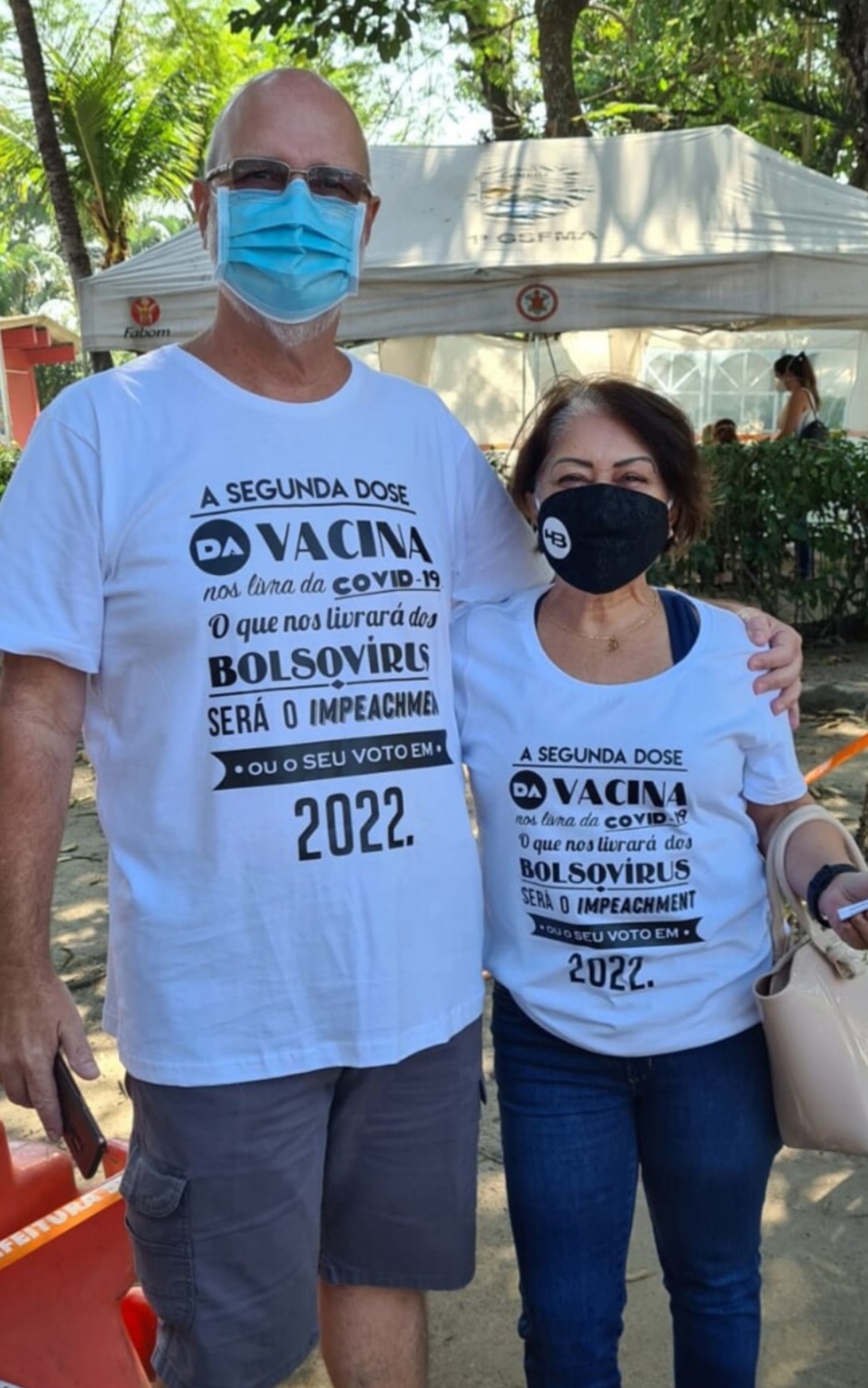 Casal é impedido de tomar vacina na Zona Oeste por usar camisas contra Bolsonaro