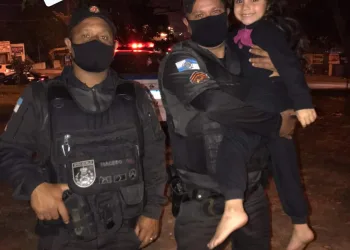 POLICIAIS SALVAM CRIANÇA DA MORTE NA ZONA OESTE