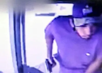 MOTORISTA DE ÔNIBUS LEVA CORONHADAS NA CABEÇA EM ASSALTO NA AV BRASIL.