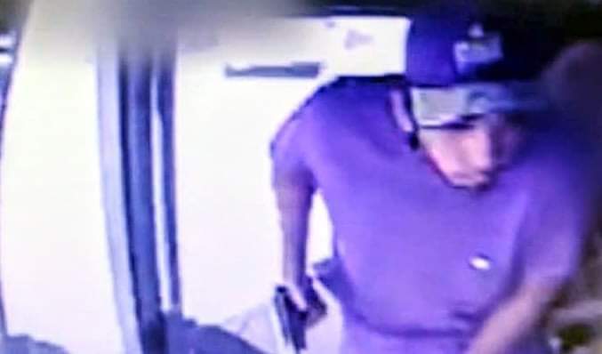 MOTORISTA DE ÔNIBUS LEVA CORONHADAS NA CABEÇA EM ASSALTO NA AV BRASIL.