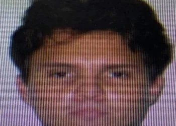 POLICIAL É BALEADO NA CABEÇA DURANTE ASSALTO EM LOJA NO RJ