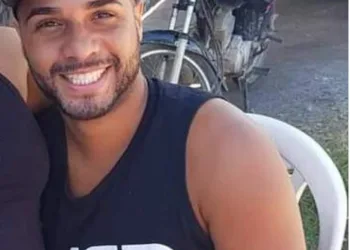 MOTORISTA DE LOTADA COM A CAMISA DO FLAMENGO É TORTURADO ATÉ A MORTE E JOGADO NA MATA NO RJ