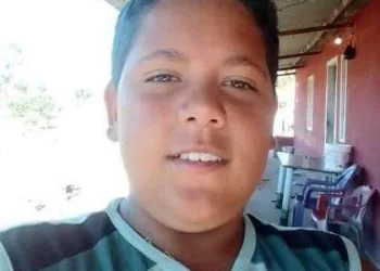 MENINO DE 13 ANOS É MORTO ATINGIDO POR 14 TIROS ENQUANTO BUSCAVA SEU PRIMO PARA O ANIVERSÁRIO NO RIO