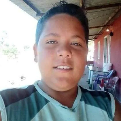 MENINO DE 13 ANOS É MORTO ATINGIDO POR 14 TIROS ENQUANTO BUSCAVA SEU PRIMO PARA O ANIVERSÁRIO NO RIO
