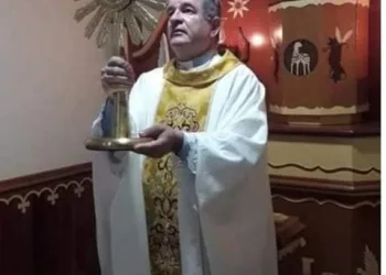 PADRE FAMOSO É ENCONTRADO ENFORCADO!!  FIÉIS EM CHOQUE!!