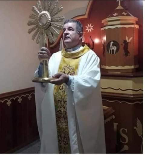 PADRE FAMOSO É ENCONTRADO ENFORCADO!!  FIÉIS EM CHOQUE!!