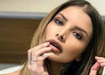 MULHER COM DUAS VAGINAS E DOIS ÚTEROS DA À LUZ BEBÊ SAUDÁVEL