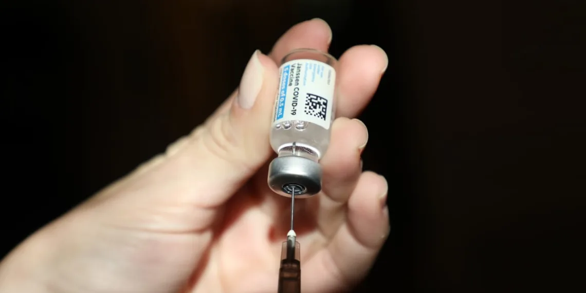 Aplicação da primeira dose da vacina contra a Covid-19 é suspensa no Rio de Janeiro