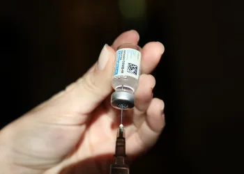 Aplicação da primeira dose da vacina contra a Covid-19 é suspensa no Rio de Janeiro