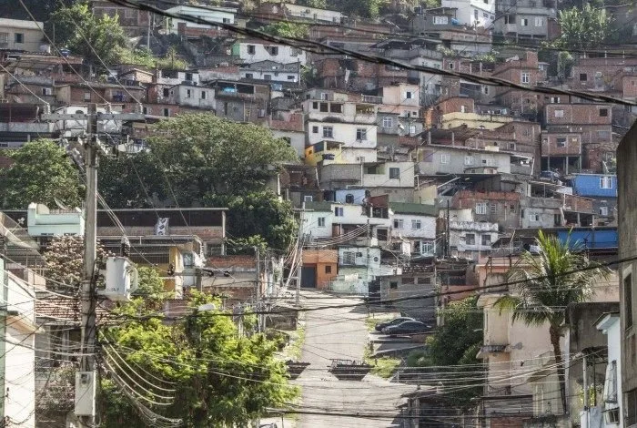 Tiroteio deixa quatro traficantes baleados no Morro do Juramento
