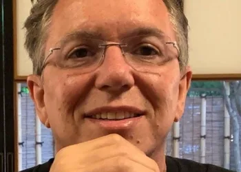 Mulher dá golpe em patrocinadora da Globo, coloca o telefone de Boninho e diretor reclama nas redes sociais