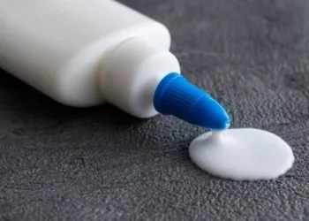 Homem morre após aplicar supercola no pênis para substituir camisinha