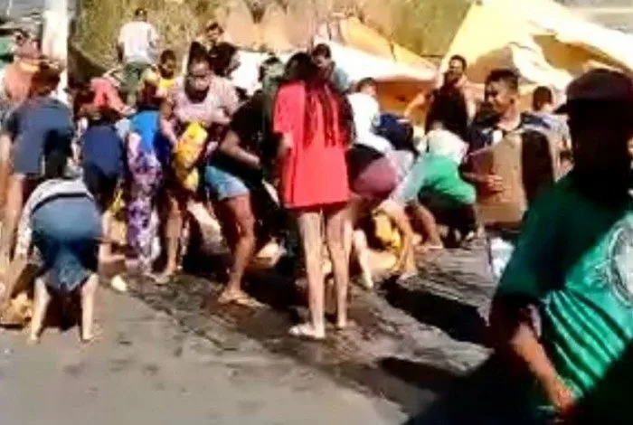 Multidão briga por frangos após acidente com caminhão