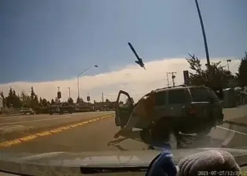 Vídeo: homem joga machado em carro de mulher durante briga de trânsito