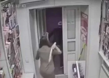 Vídeo: vendedora usa pênis de borracha para expulsar assaltante de loja