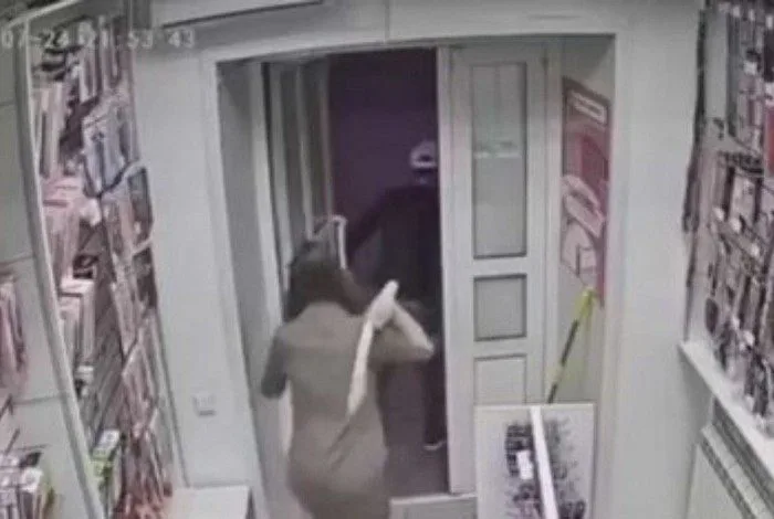 Vídeo: vendedora usa pênis de borracha para expulsar assaltante de loja