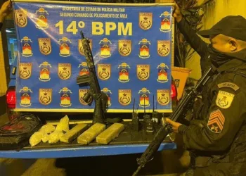 PM apreende arma e drogas em Senador Camará