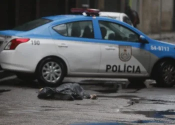 Homem é atropelado na Avenida Brasil e arrastado por caminhão até o Centro do Rio
