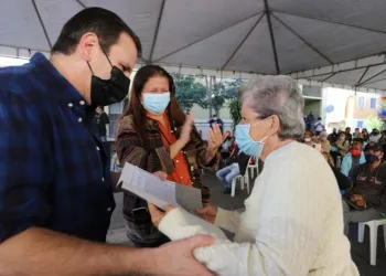 Prefeitura entrega 453 RGIs a moradores de conjunto habitacional em Santa Cruz