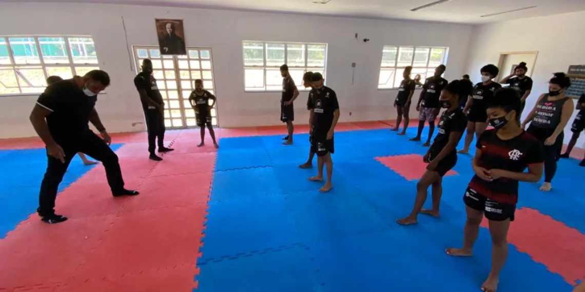 Vila tem atualmente 70 alunos de boxe, divididos em quatro turmas - Divulgação/Prefeitura