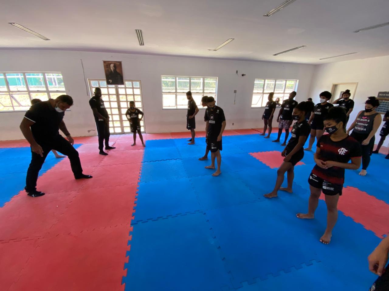 Vila tem atualmente 70 alunos de boxe, divididos em quatro turmas - Divulgação/Prefeitura
