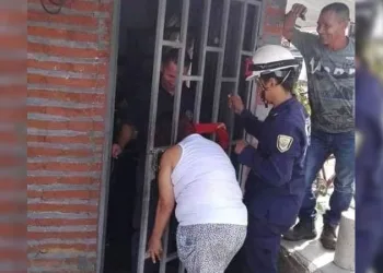 “Fofoqueira” fica com a cabeça presa por 5 horas no portão do vizinho por tentar espioná-lo