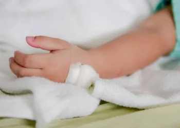 Pai embriagado joga bebê de 1 ano e 6 meses de carro em movimento