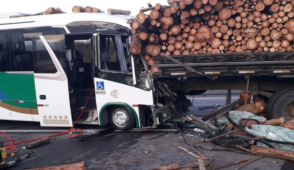 ACIDENTE COM ÔNIBUS DEIXEM MORTOS E FERIDOS NO RJ