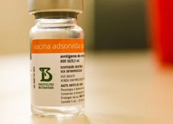 Após vacinação por engano em São João da Barra, servidora é afastada