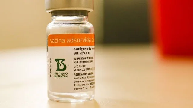 Após vacinação por engano em São João da Barra, servidora é afastada