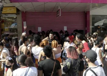 Loja de maquiagem que foi multada por causar aglomeração reabre e volta a reunir clientes na porta em madureira