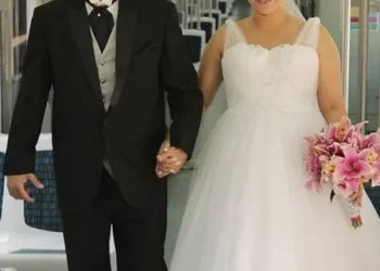 Ensaios fotográficos de casamento em locais inusitados, como estações de trem e do BRT, viram moda no Rio