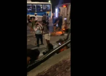 Dez pessoas ficam feridas após ônibus da linha 408 capotar em Niterói na sexta-feira