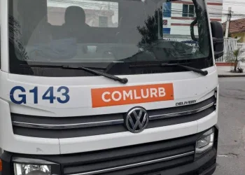 Caminhão da Comlurb é atingido por tiros em comunidade de Bangu