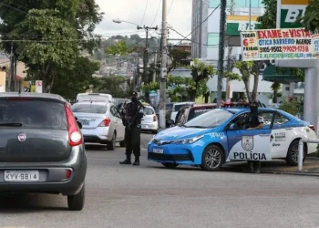 Tiroteio entre bandidos e PMs no RJ termina com um suspeito morto e uma vítima ferida