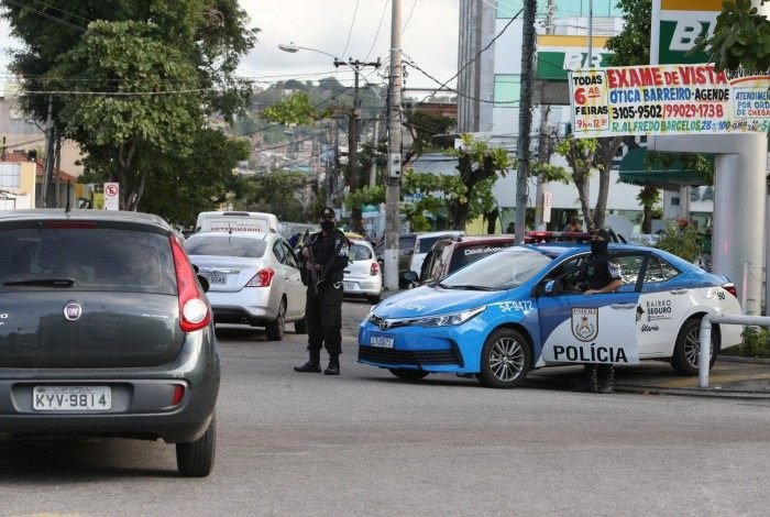 Tiroteio entre bandidos e PMs no RJ termina com um suspeito morto e uma vítima ferida