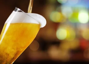 Dona de bar cobra R$ 700 por 15 cervejas e cliente deixa carro como garantia de pagamentoHomem