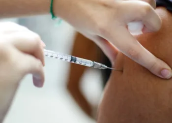Vacinação dos adolescentes contra o coronavírus será retomada no município a partir de quarta-feira